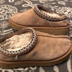 UGG size 7 slipper shoe